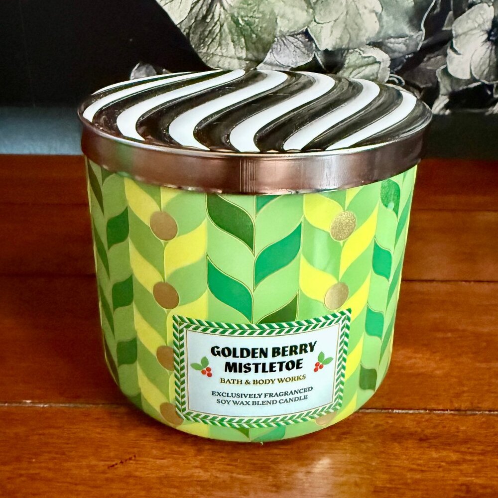 NEW GOLDEN BERRY MISTLETOE 3-Wick Candle Bath & Body Works